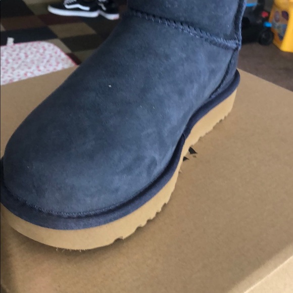 Ugg Bailey button 2 size 7 - Picture 3 of 3